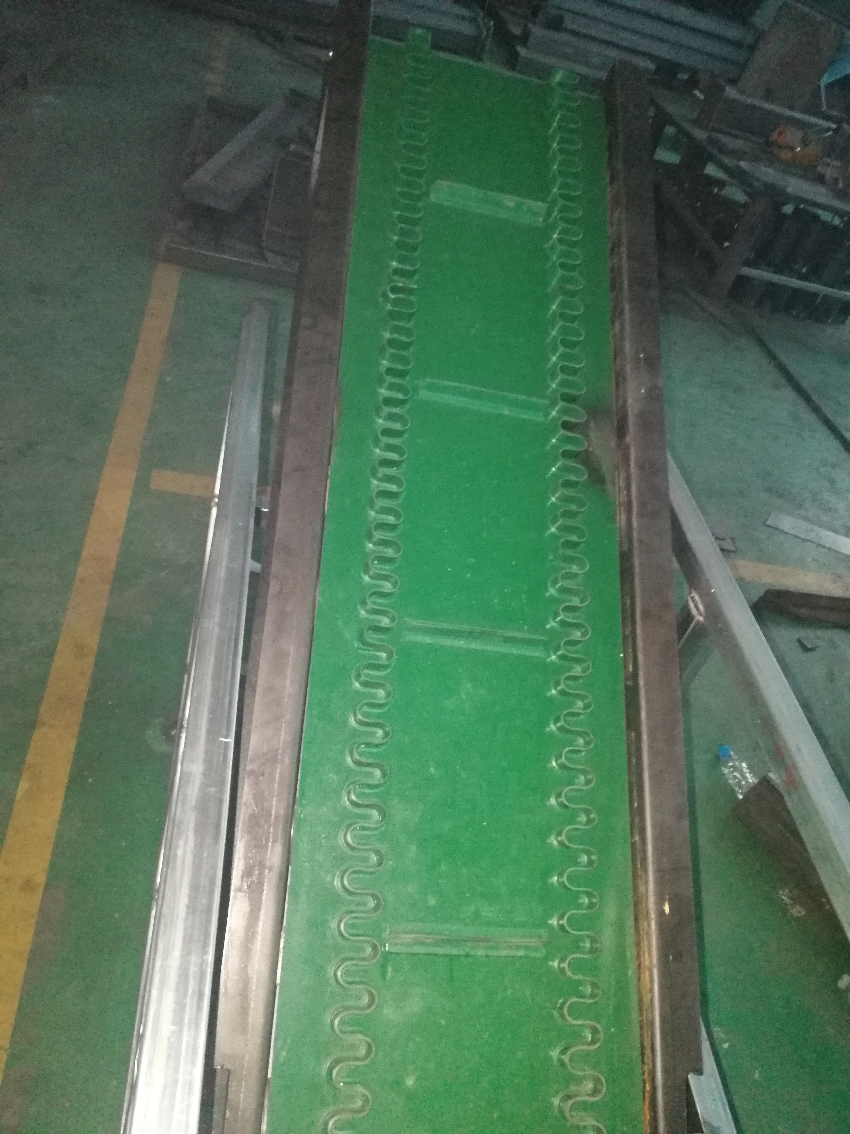 傾角皮帶輸送機分類有哪幾種？它們的工作原理